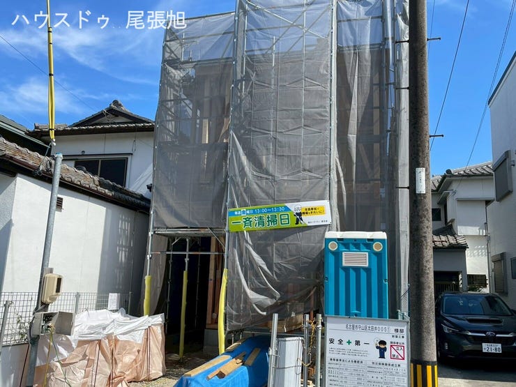 【外観】
【建築中 上棟段階】上棟を迎え、家の形が見え始めました!基礎から立ち上がる柱や梁が未来の住まいの姿を描き出します。建築中の今だからこそ感じられるリアルな安心感と、完成への期待感をぜひご体感ください。