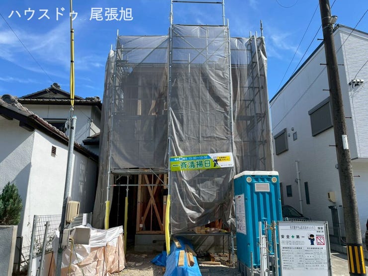 【駅まで徒歩15分圏内】便利さと落ち着きのバランスが取れた立地。駅近の便利さを享受しつつ、徒歩圏内で自然豊かな環境が広がり、静かな生活が実現できます。少し歩くことで、生活に彩りを加えてくれます。