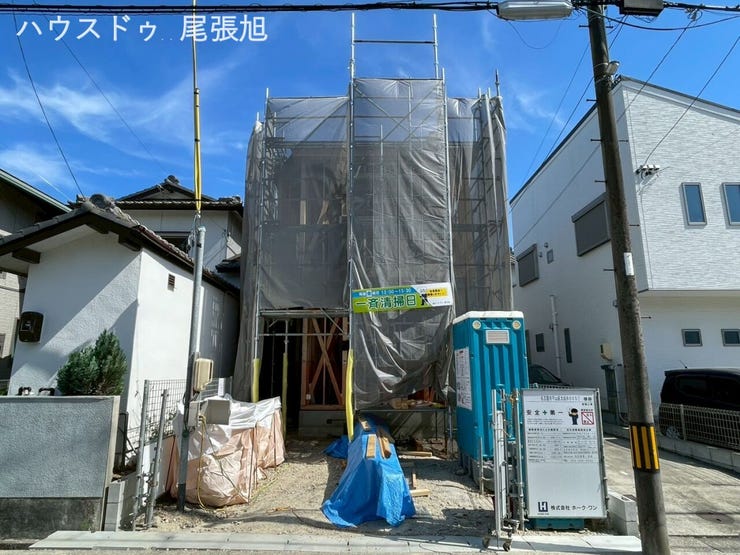 【スーパーまで徒歩10分圏内】日常のお買い物がもっとスムーズに。ちょっとしたお出かけ気分で歩いて行ける距離だから、車を使わずに済み、環境にも優しいライフスタイルが実現できます。便利で快適な立地です。