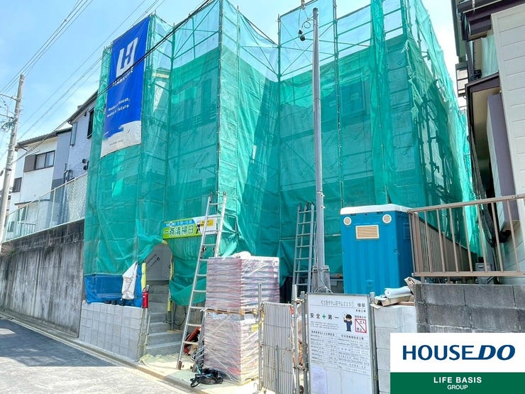 【外観】
【建築中 上棟段階】建物上棟で未来の暮らしがさらに身近に!大切な住まいの骨組みが完成する特別な瞬間。家族の未来を支える構造を自分の目で確かめながら、安心と期待に満ちた決断を。建築中でもご内覧可能です!