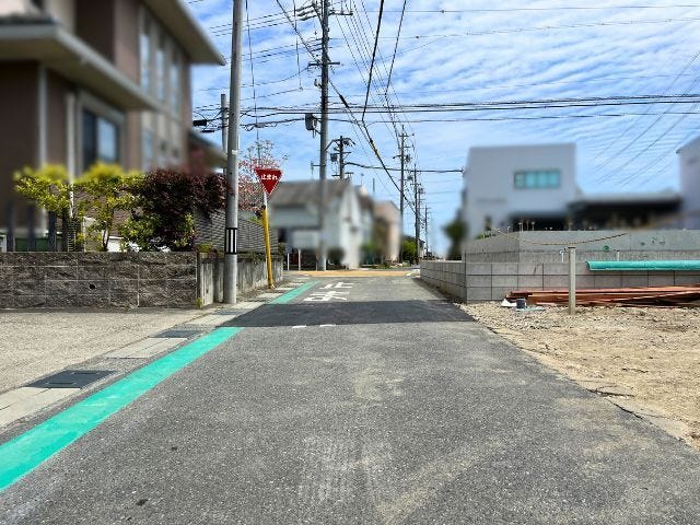 幅員約4mです。普通車が1台通れる幅となります。大型車の通行が少ないので、振動や騒音が抑えられます。