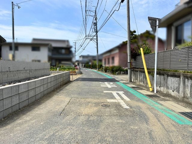 幅員約4mです。車1台が余裕を持って通れる道幅です。車はスピードを控えるので歩行者も安心ですね。