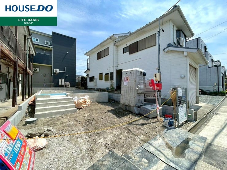 【駅まで徒歩15分圏内】便利さと落ち着きのバランスが取れた立地。駅近の便利さを享受しつつ、徒歩圏内で自然豊かな環境が広がり、静かな生活が実現できます。少し歩くことで、生活に彩りを加えてくれます。