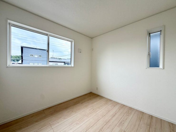 〈4.5帖〉
2面採光のお部屋は、曇りや雨の日でも光を取り込みやすく、室内が暗くなりすぎないのが魅力です♪