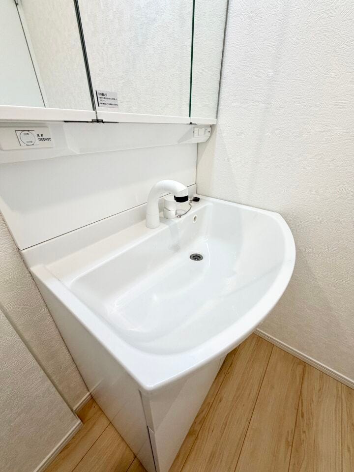 ちょっとした手洗いの洗濯も出来そうな広さです♪