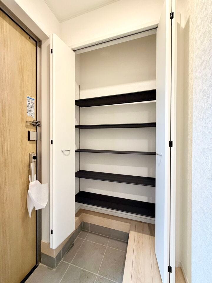 ゆとりある玄関は収納もバッチリ!