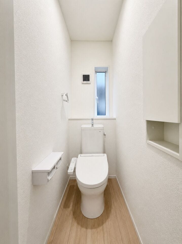 サッとひと拭き、ずっと清潔。お手入れラクラクな温水洗浄便座で、毎日を心地よく。
