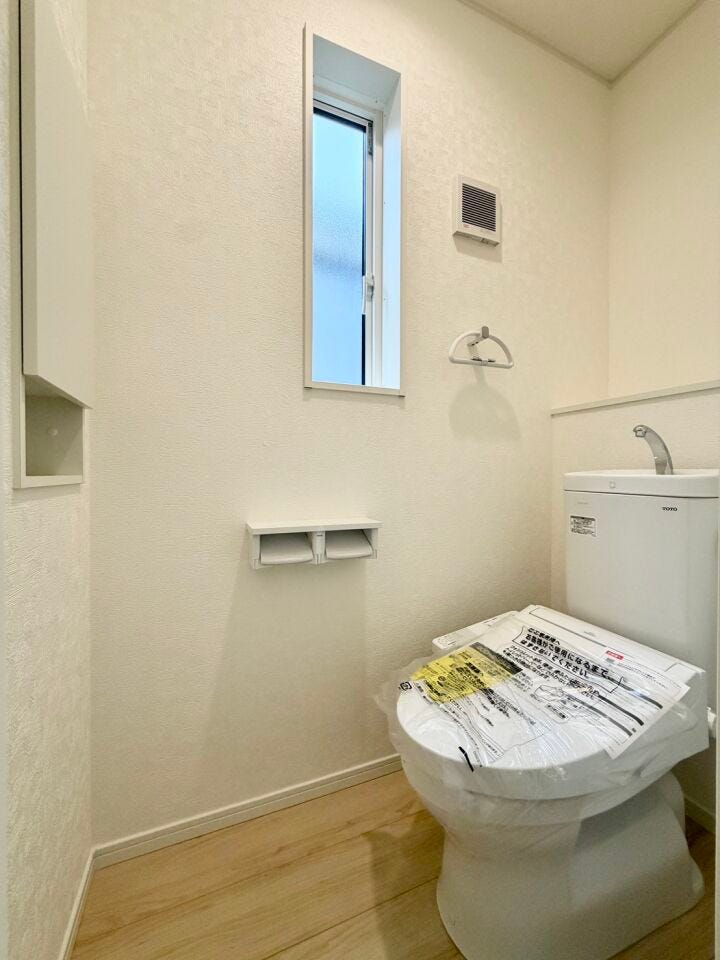 サッとひと拭き、ずっと清潔。お手入れラクラクな温水洗浄便座で、毎日を心地よく。