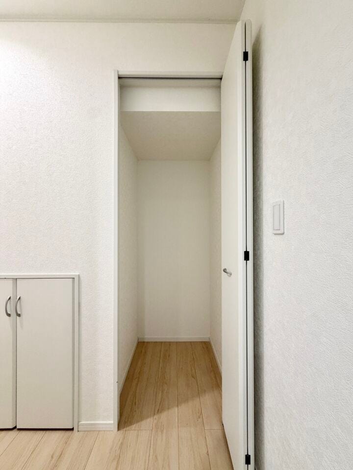 掃除機のような日常よく使うものだけではなく、カーペット等の長いものも余裕でしまえそうな収納スペース♪