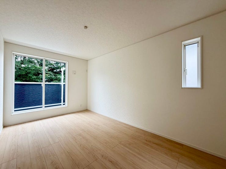 窓の外に広がる鮮やかな緑。お気に入りの洋室で、心ほどける、くつろぎのひとときをお過ごしください♪