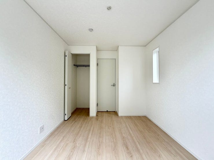 ハンガーパイプや棚が設置されていますので、衣類や小物などを収納することができます。