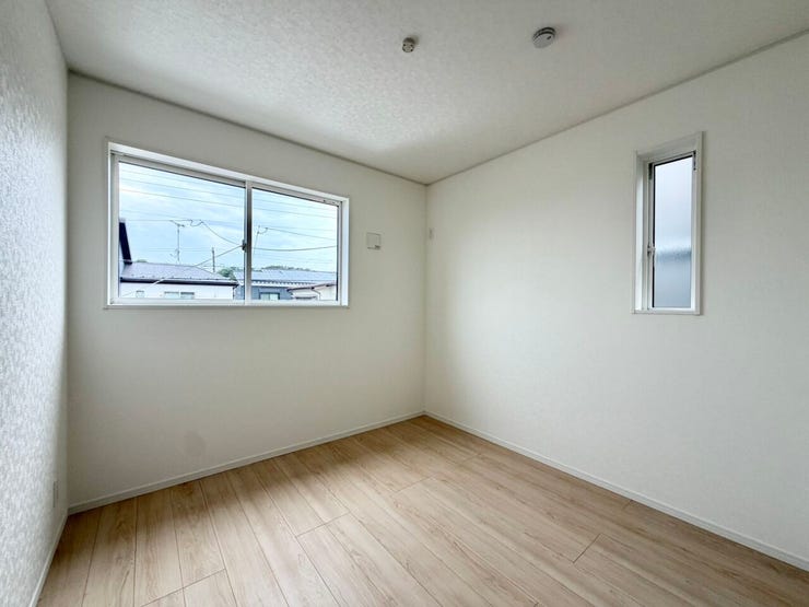 2面採光のお部屋は、曇りや雨の日でも光を取り込みやすく、室内が暗くなりすぎないのが魅力です♪