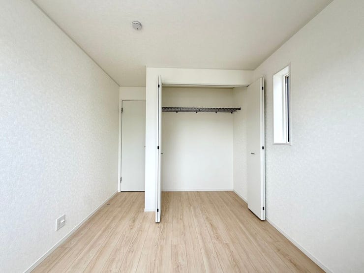 ハンガーパイプ付きの収納は、「たたまない収納」を実践し、効率よく衣類を収納することができます♪