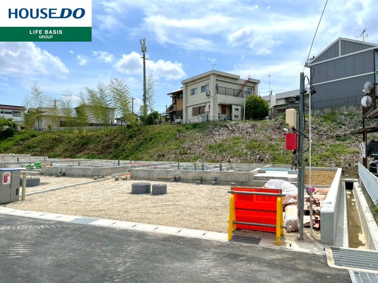 【小学校まで徒歩15分圏内】子どもも安心して通える距離感。少し歩くことで、健康的な生活習慣を身につけることができ、自然と体力も養われます。お迎えや急な用事があった時に便利な距離感で、安心して見守れます