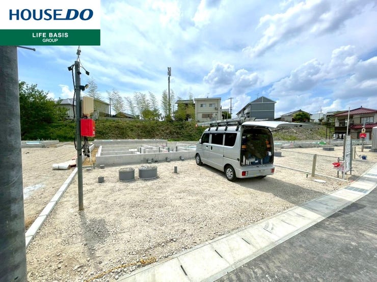 【駐車3台可能】車を3台所有している方には嬉しい、駐車スペースがしっかり確保された物件。来客時にも余裕を持って駐車できるため、家族や友人との時間ももっと楽しくなります。暮らしにゆとりが生まれますね。