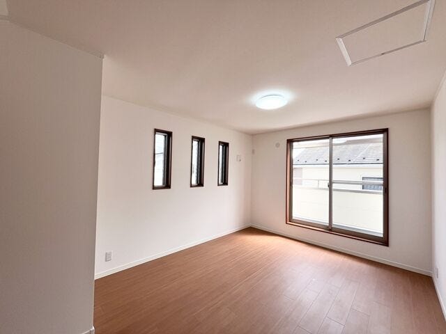 8.2帖洋室:広々としたお部屋なので、ご夫婦の寝室としてもお使いいただけそうです。南側の窓から日差しが入りプライベートの時間も気持ちよく過ごすことができそうです。