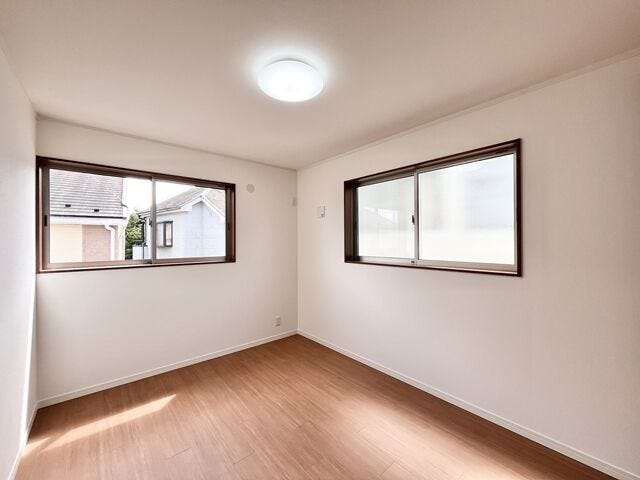 6.5帖洋室:2面採光なので日当たり、風通しともに良好です。写真には写っていませんが、収納があるのでお洋服などすっきりと片付けることができます。