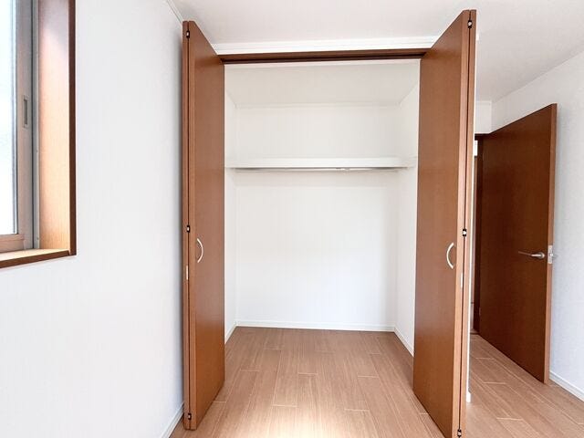 ハンガーパイプや枕棚も標準装備されたクローゼットです。