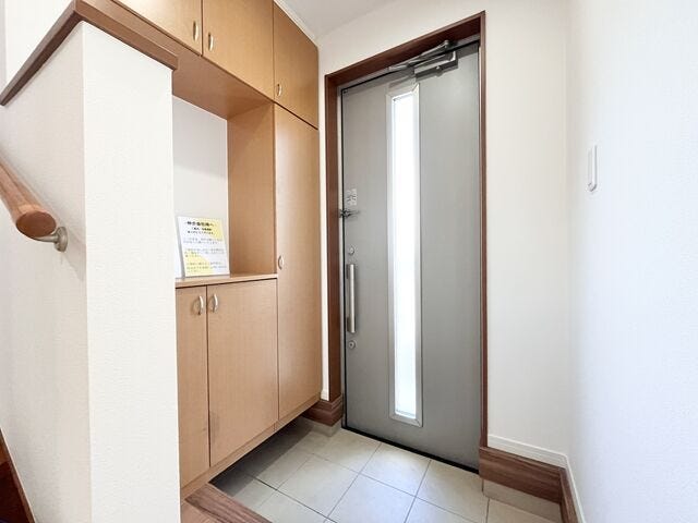 玄関:収納が天井まであるので、ご家族分の靴をすっきりと片付けることができます。小物を飾れるスペースがあるのでオシャレな玄関にすることができます。