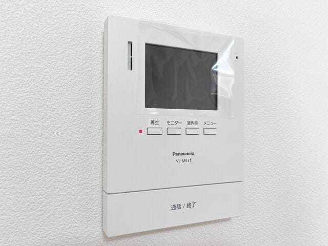 モニター付きインターホン:訪問者の顔を確認できるので防犯の効果が高まり暮らしに安心を与えてくれます。
