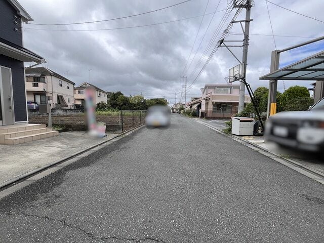 幅員約6mの前面道路です。道路幅にゆとりがあるので、車種を選びません。大きめの車を乗りたい方にもオススメです。