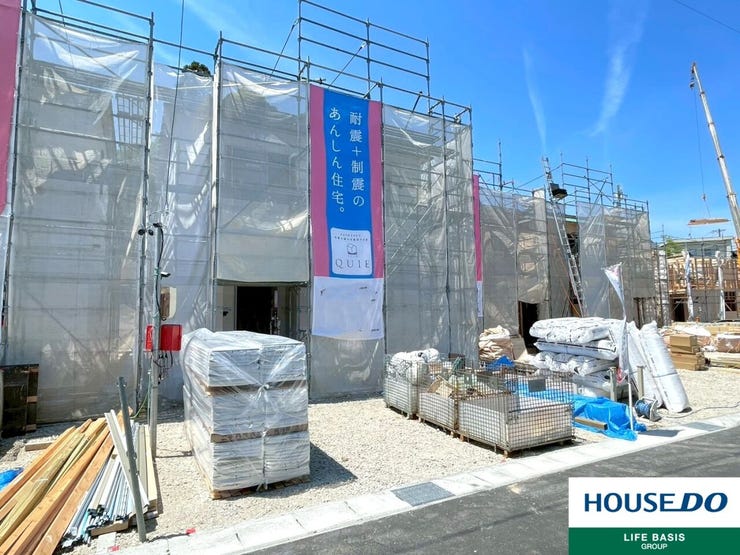【小学校まで徒歩15分圏内】子どもも安心して通える距離感。少し歩くことで、健康的な生活習慣を身につけることができ、自然と体力も養われます。お迎えや急な用事があった時に便利な距離感で、安心して見守れます