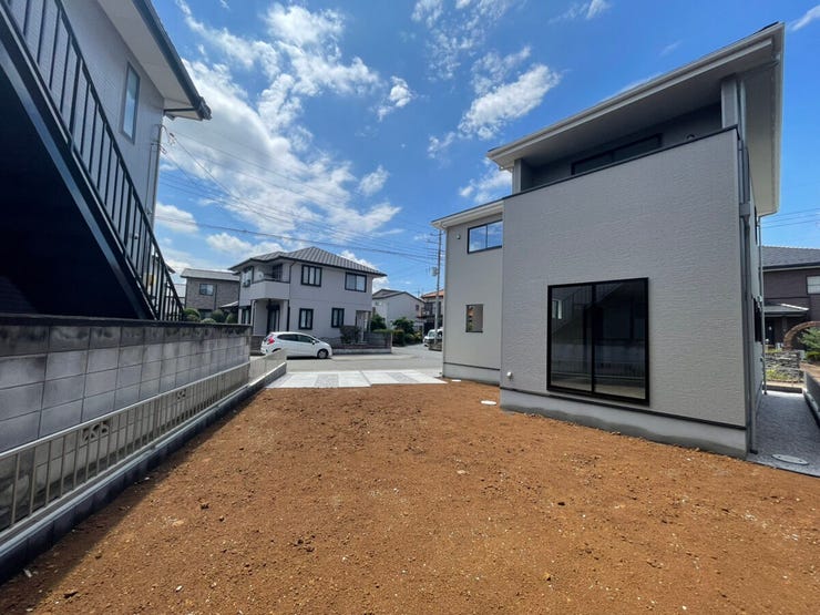 広々とした庭は、あなたの夢を叶えるキャンバス!家庭菜園やBBQ、ドッグランなど、理想の暮らしをここで。