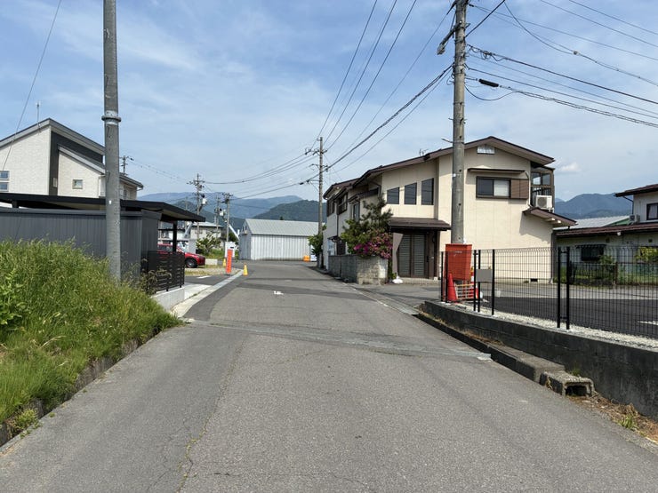 北側前面道路(西から東)