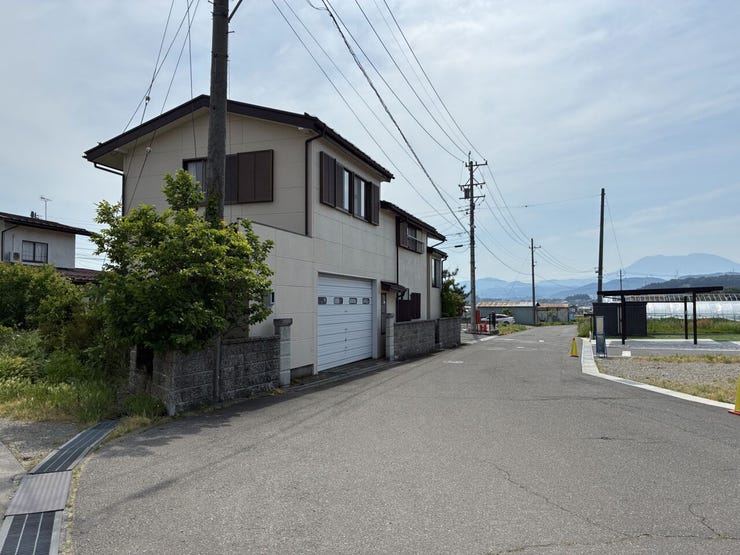 北側前面道路(東から西)