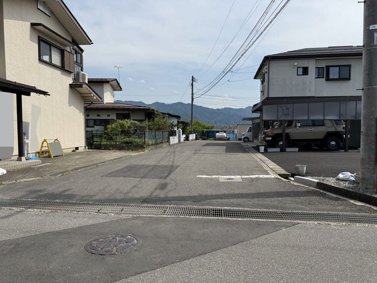 西側前面道路(北から南)