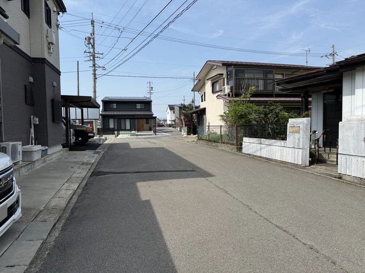 西側前面道路(南から北)