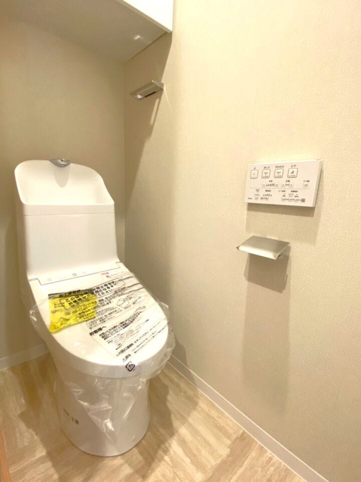 収納棚付きのトイレ