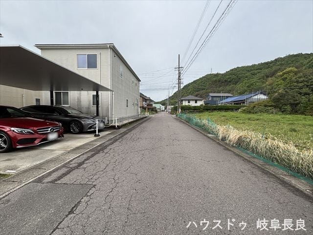 ≪北側西向き≫車がすれ違うのに十分な道幅です。車が2台と通行人も通れる幅となっています。