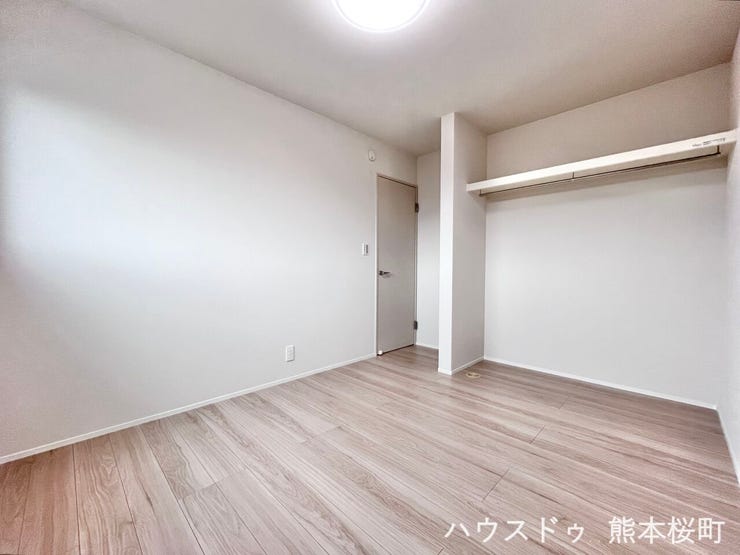 ■2階5.2帖洋室■寝室、書斎、趣味の部屋。家族の成長やライフスタイルに合わせ、様々な使い方ができる快適な空間です。