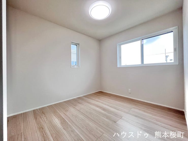 ■2階5.2帖洋室■寝室、書斎、趣味の部屋。家族の成長やライフスタイルに合わせ、様々な使い方ができる快適な空間です。