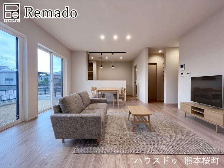 ■家族の笑顔が集う中心地■お気に入りの家具を迎え、窓からは心地の良い光が差し込みます。※CGで家具を配置しています。