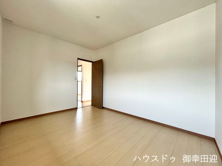 ■2階6帖洋室■寝室、書斎、趣味の部屋。家族の成長やライフスタイルに合わせ、様々な使い方ができる快適な空間です。