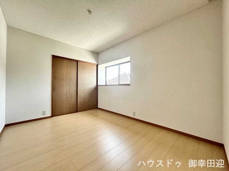 ■2階6帖洋室■寝室、書斎、趣味の部屋。家族の成長やライフスタイルに合わせ、様々な使い方ができる快適な空間です。