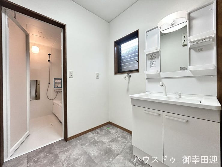 ■清々しいリフレッシュ空間■自分を磨き、気持ちを切り替える。心地よい光が差し込むプライベートスペース。