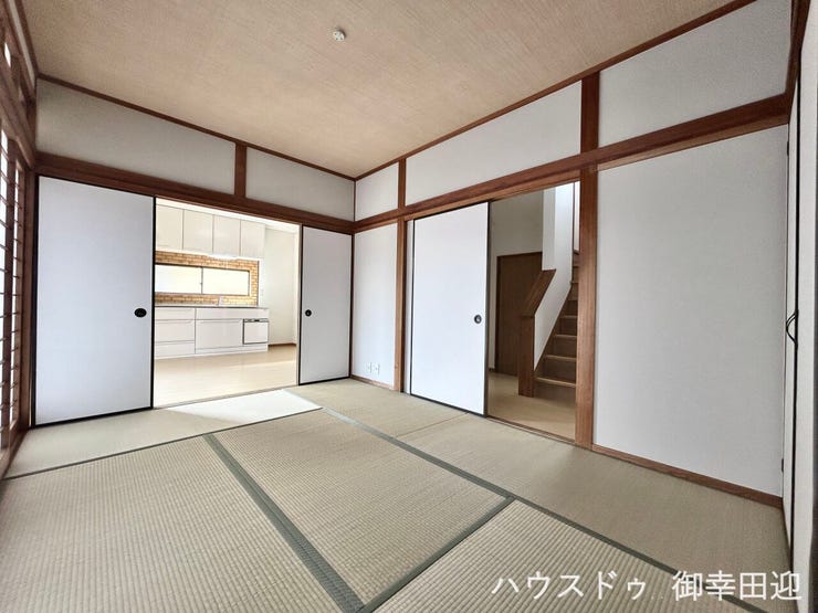 ■1階6帖和室■ゲストをもてなし、昼寝や家事にも使える、畳のぬくもりが心地よい多目的万能スペース。