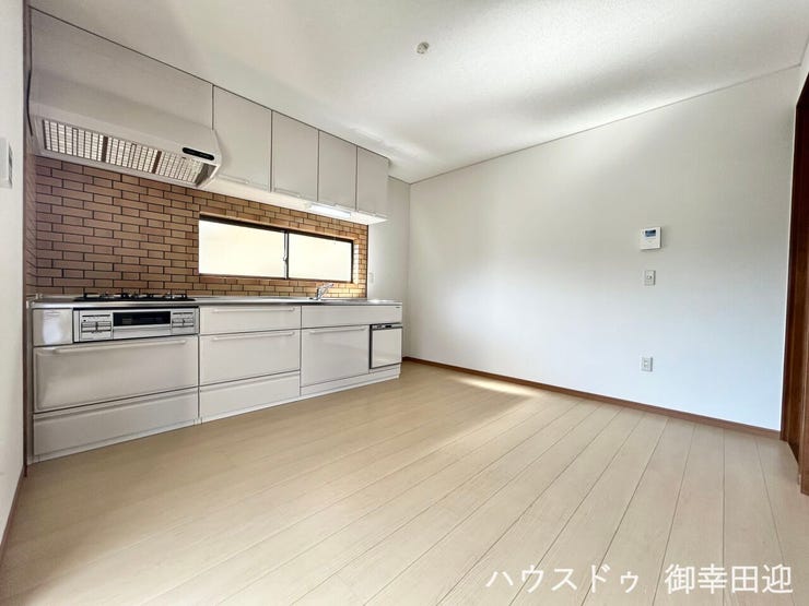 ■安らぎと笑顔の中心地■陽光が優しく降り注ぎ、会話が自然と弾む。ここでは、毎日が特別な時間へと変わります。