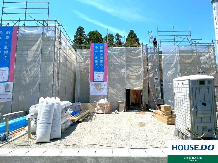【小学校まで徒歩15分圏内】子どもも安心して通える距離感。少し歩くことで、健康的な生活習慣を身につけることができ、自然と体力も養われます。お迎えや急な用事があった時に便利な距離感で、安心して見守れます