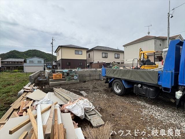 駐車は3台可能な敷地の広さです。ぜひ、現地を体感してください。