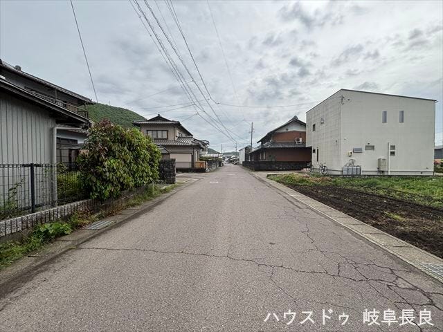 ≪北側東向き≫幅員約6mの前面道路です。車が余裕を持ってすれ違うことが出来る道幅です。