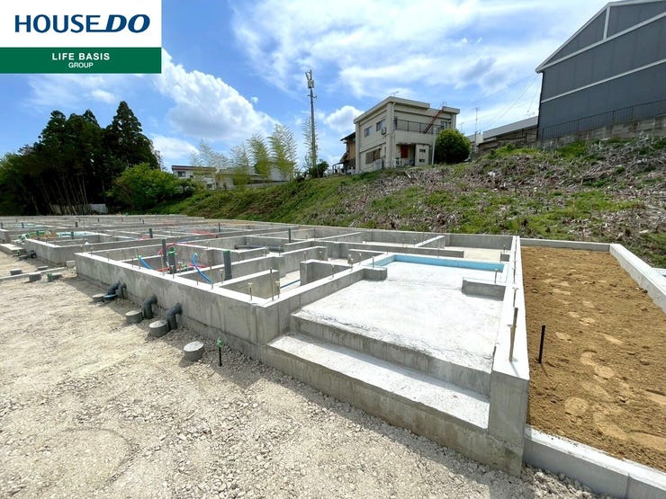 【外観】
【建築中 基礎段階】基礎から始まる安心の住まいづくり!家づくりの最も重要な部分、基礎工事が進行中。地盤からしっかりと作られる工程を確認できる今だからこそ。未来の住まいの一歩を見届けませんか?