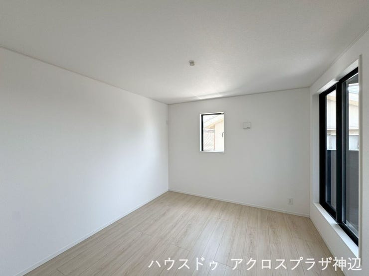 【洋室7帖】たっぷりの光が差し込む明るく開放的な空間。心地よい風を感じながら快適に過ごせる居室です。