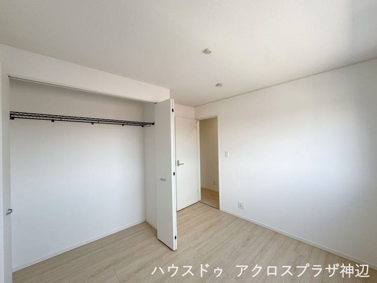 【洋室5.3帖】採光良好な5.3帖は子供部屋に最適です。