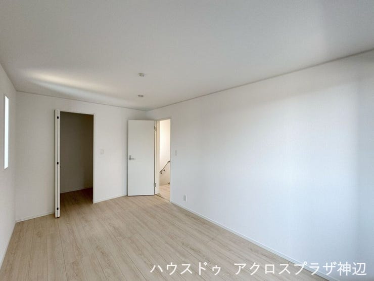 【洋室7.5帖】ウォークインクローゼットを備え、衣類や荷物をすっきり収納でき居室を広々と使えます。
