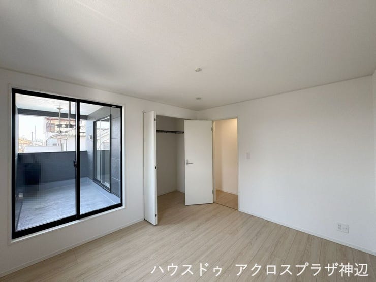 【洋室7帖】ベランダに面しているので寝具や布団をすぐに干せて便利です。