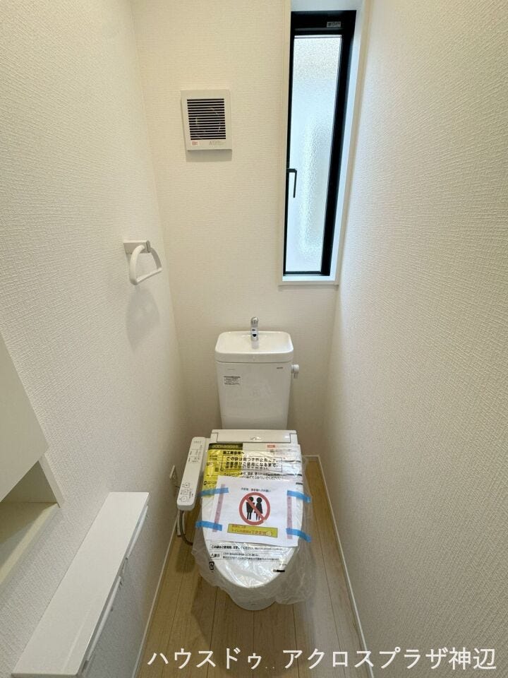 【トイレ(2F)】窓から優しい光が差し込む明るく清潔感のあるトイレ。